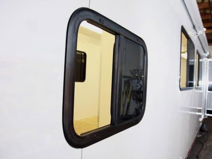 Trailer Options - Windows & Vents- MO Great Dane / Total Trailers trailers