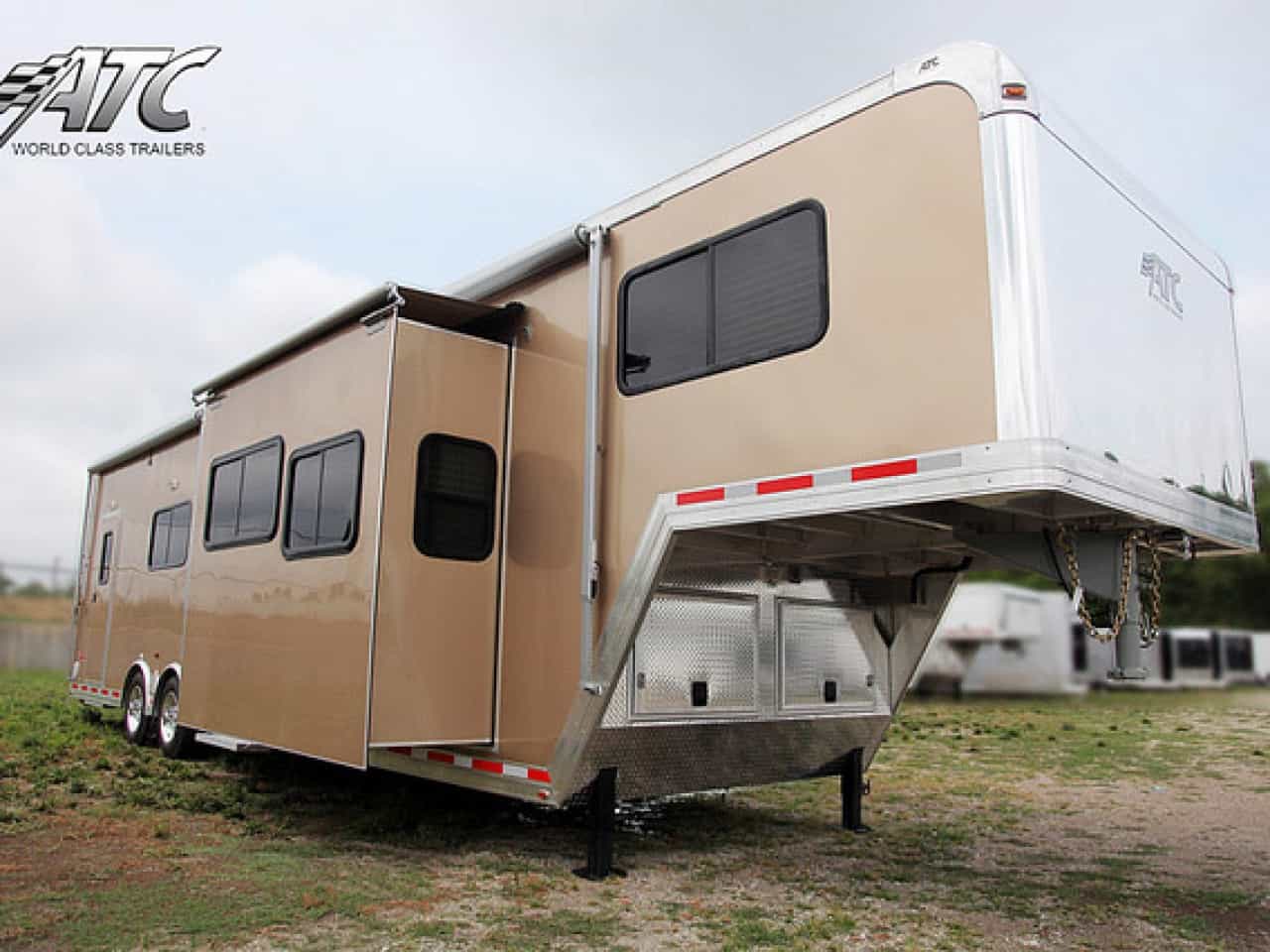 40 ft Beige Race Trailer with Living Quarters - MO Great Dane / Total ...