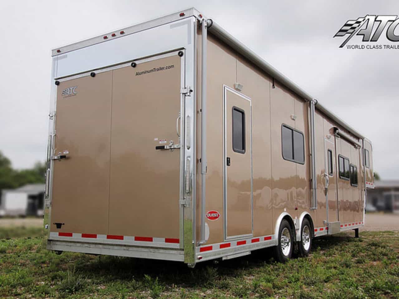 40 ft Beige Race Trailer with Living Quarters - MO Great Dane / Total ...